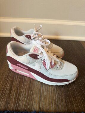 NEW!  Nike Air Max 90 SE - Size 7.5